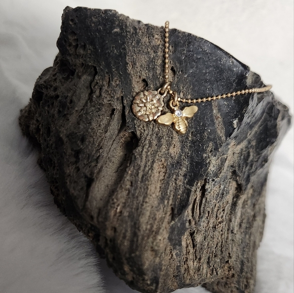 NWT Lia Sophia Gold Bee & Flower Necklace - Picture 5 of 5